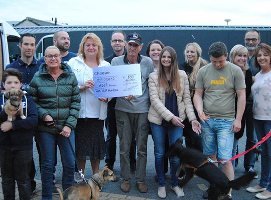N-VA Hemiksem schenkt opbrengst van hondenwandeling aan asiel in Roemenië N-VA Hemiksem schenkt opbrengst van hondenwandeling aan asiel in Roemenië