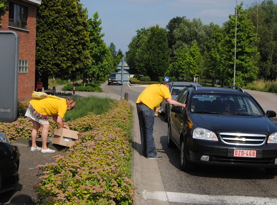 N-VA Hemiksem viert de Vlaamse feestdag met attenties voor de inwoners N-VA Hemiksem viert de Vlaamse feestdag met attenties voor de inwoners